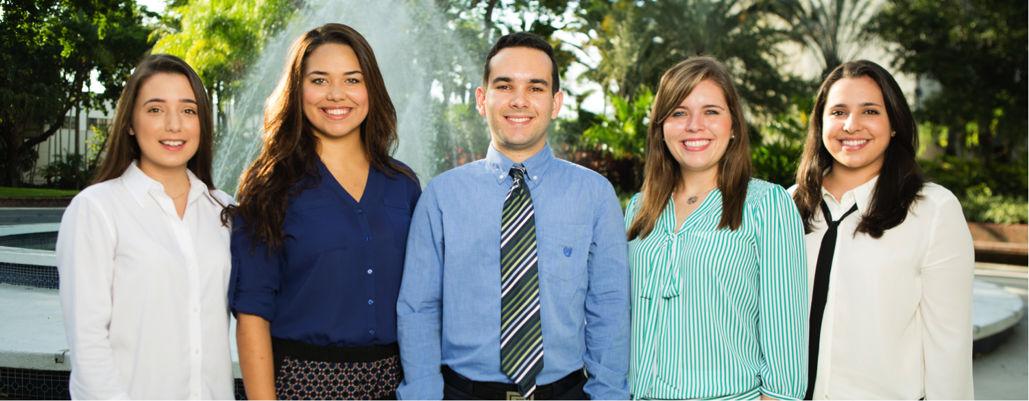 BOLD Students in front of FIU Fountain